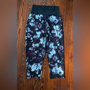 Lululemon Tranquil Crop Kara Blossom Multi / Black size 8